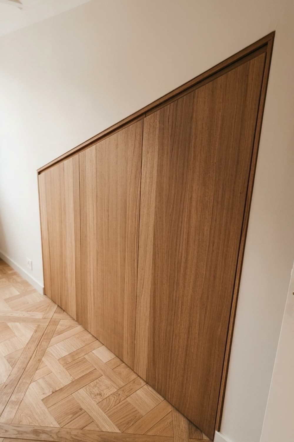 Placard en bois épousant la pente d'une mansarde