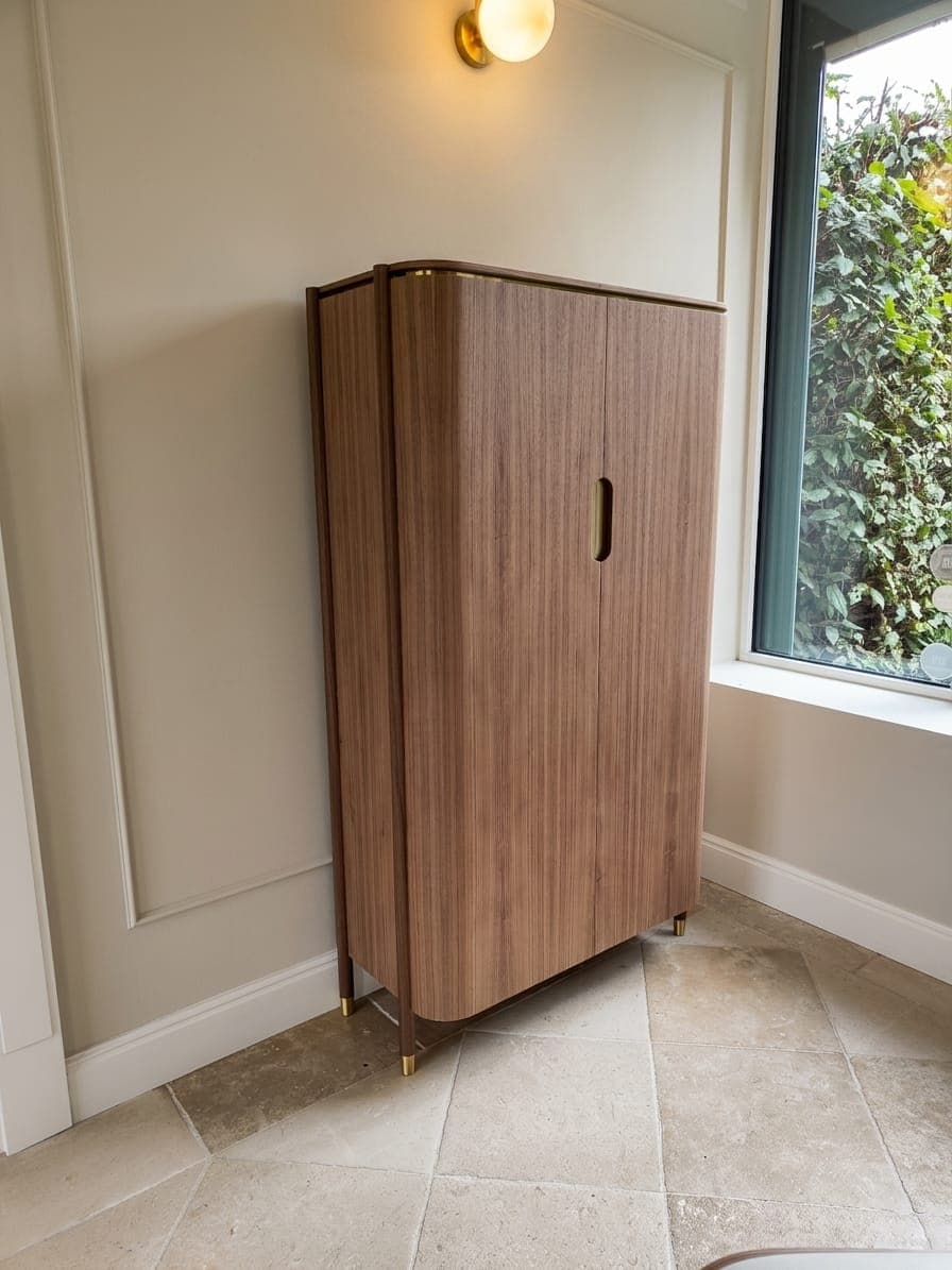 Buffet sur mesure — placage noyer cintré, piètement laiton brossé