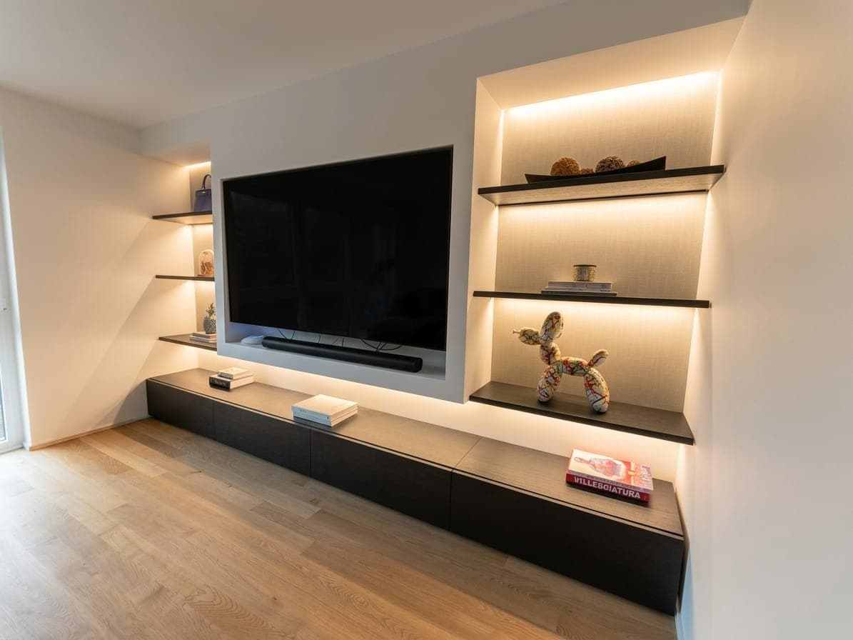 Meuble TV mural sur mesure — caissons laqués noir mat et étagères suspendues placage chêne