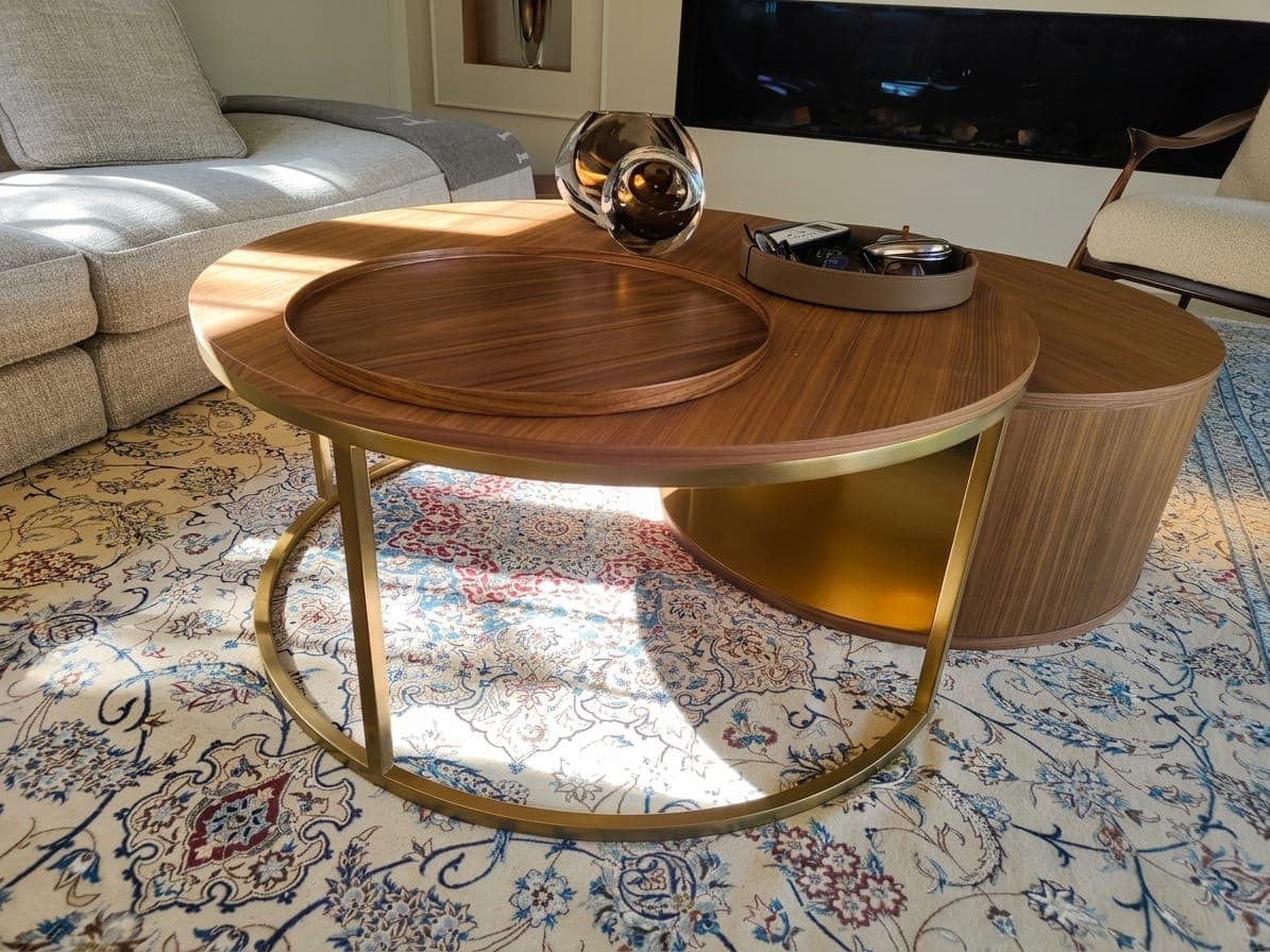Table basse double plateau — noyer américain et structure laiton